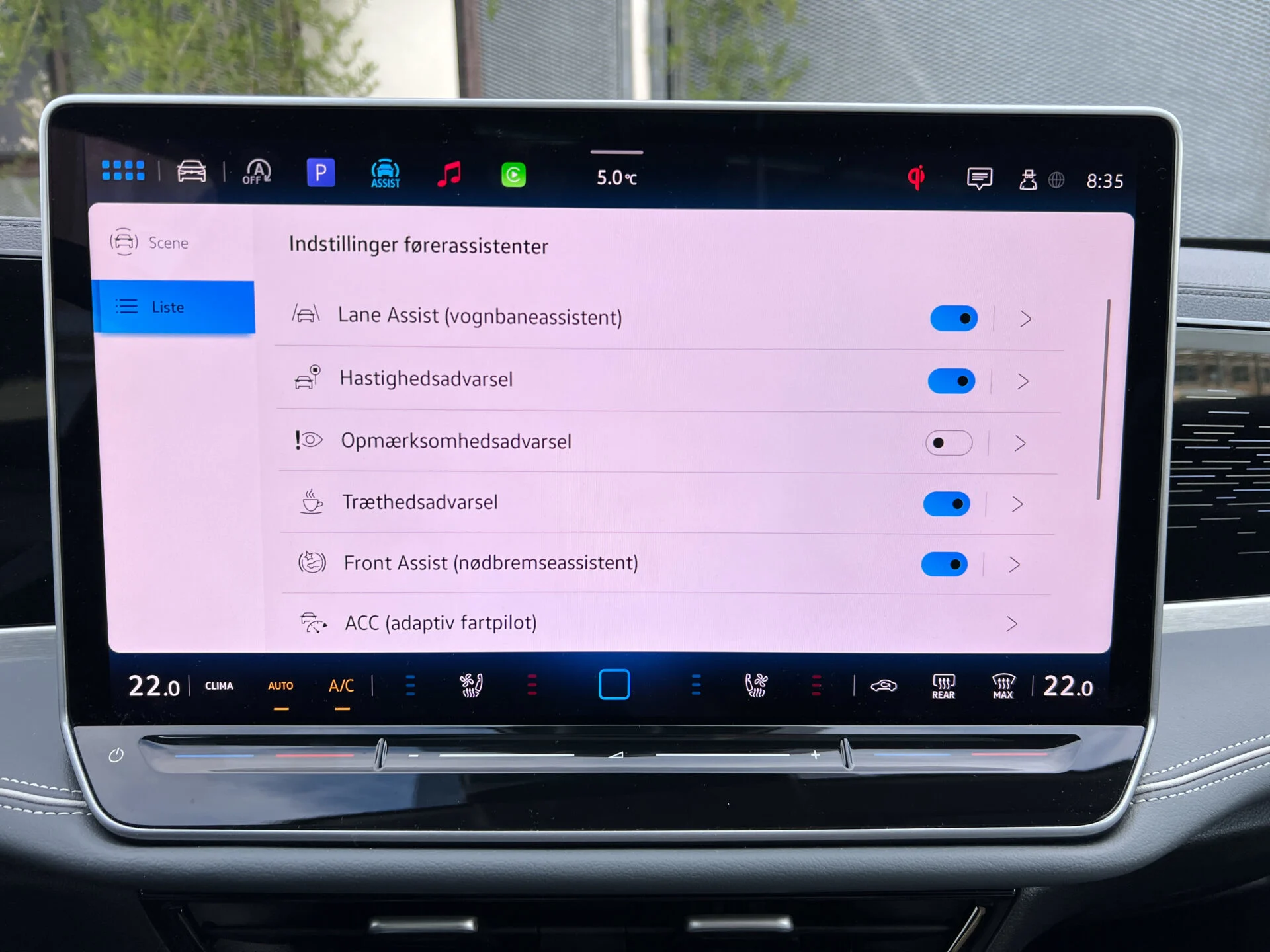 Närbild på infotainmentskärm i bil