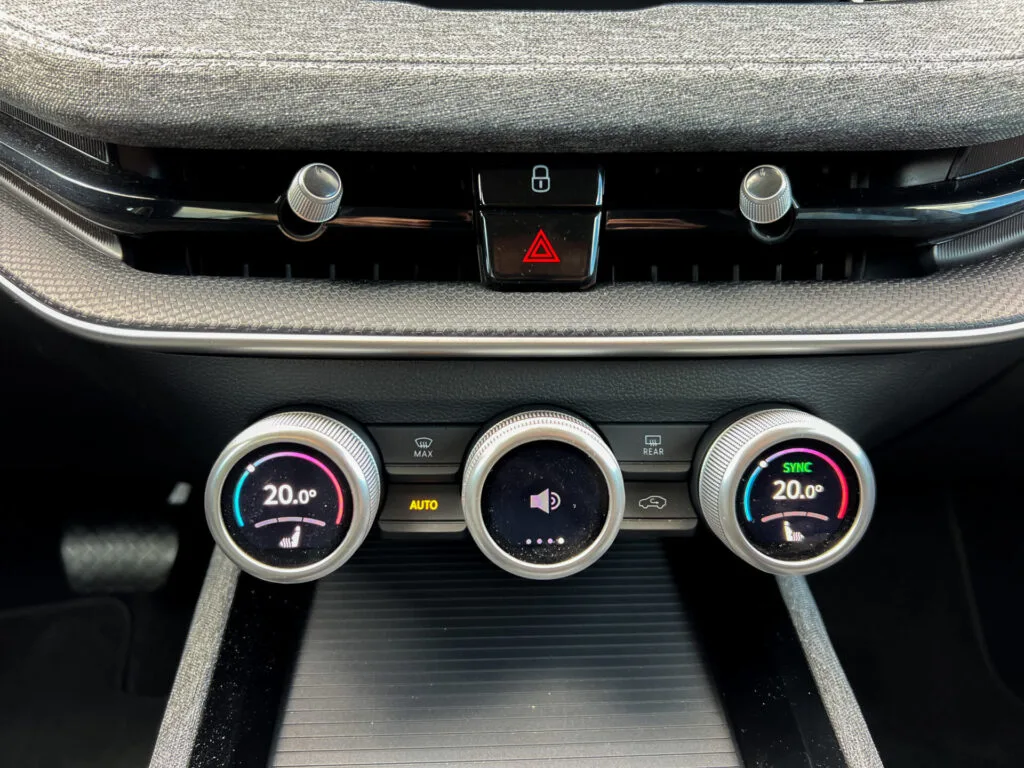 Närbild på klimatreglage i bil