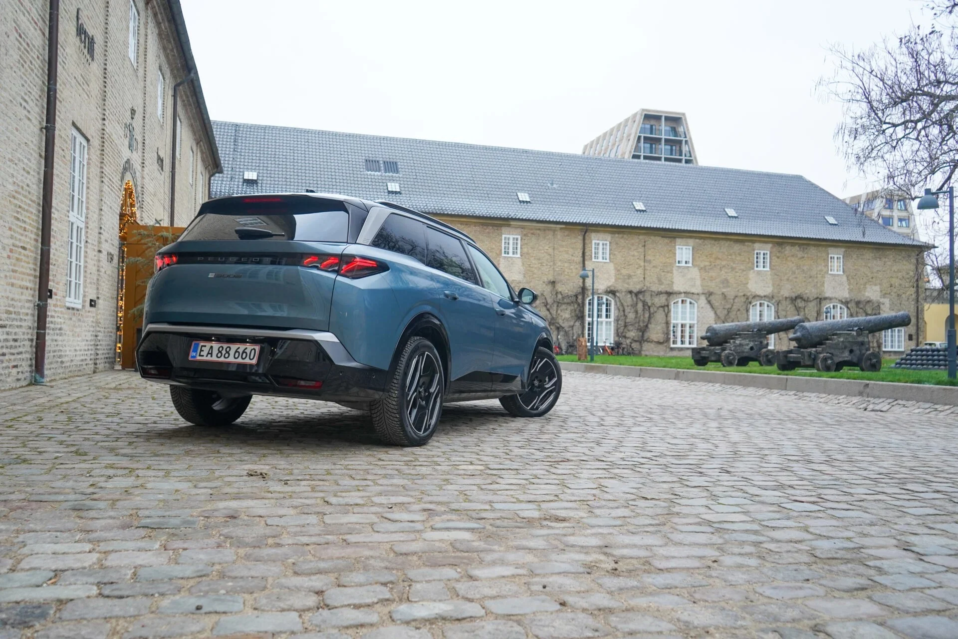 imgi 26 Peugeot-E-5008-29