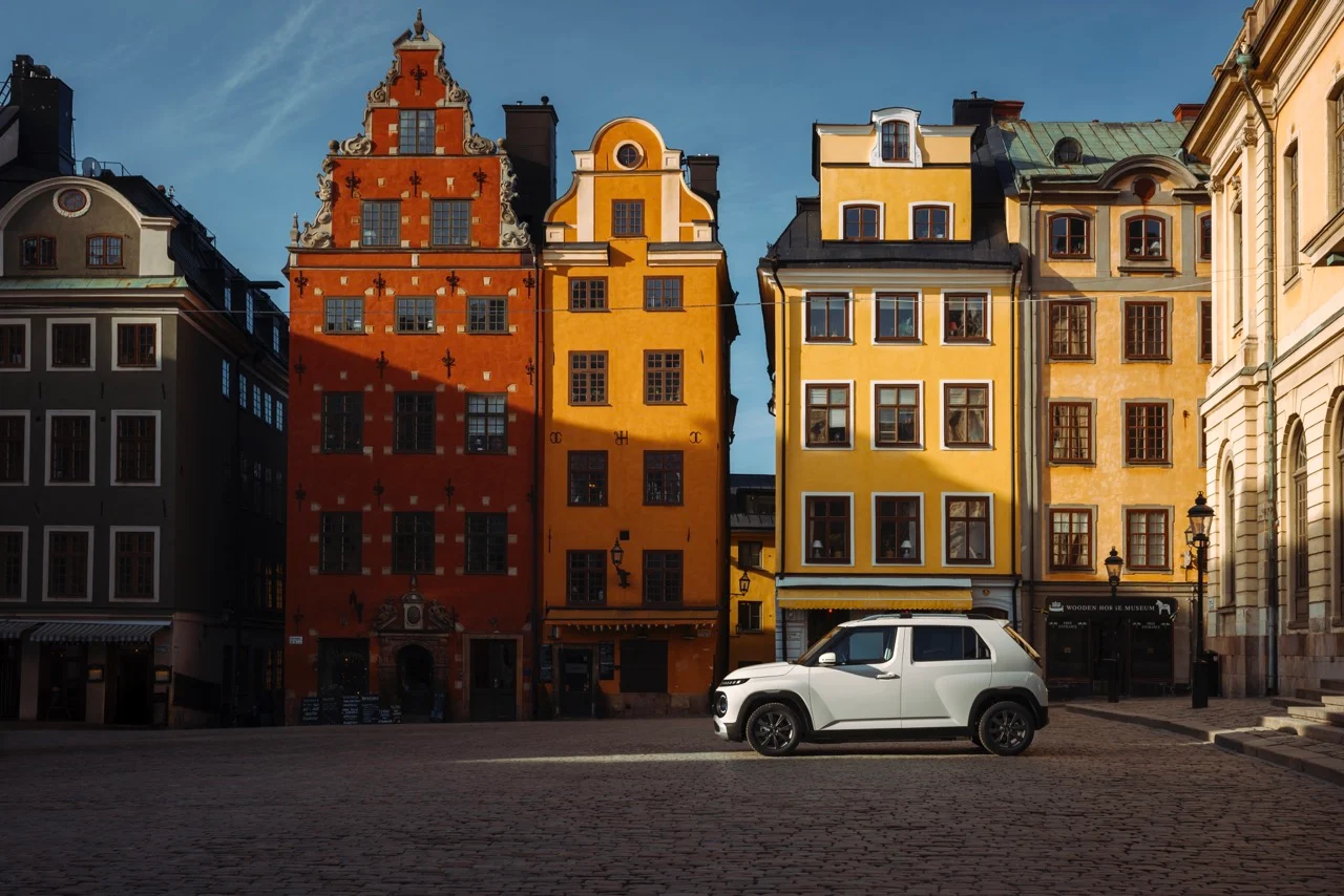 Vit hyundai Inster parkerad på Stortorget i Stockholm