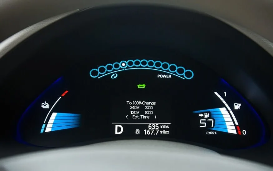 Instrumentpanelen i en Nissan Leaf som visar batterinivå, hastighet och körsträcka.