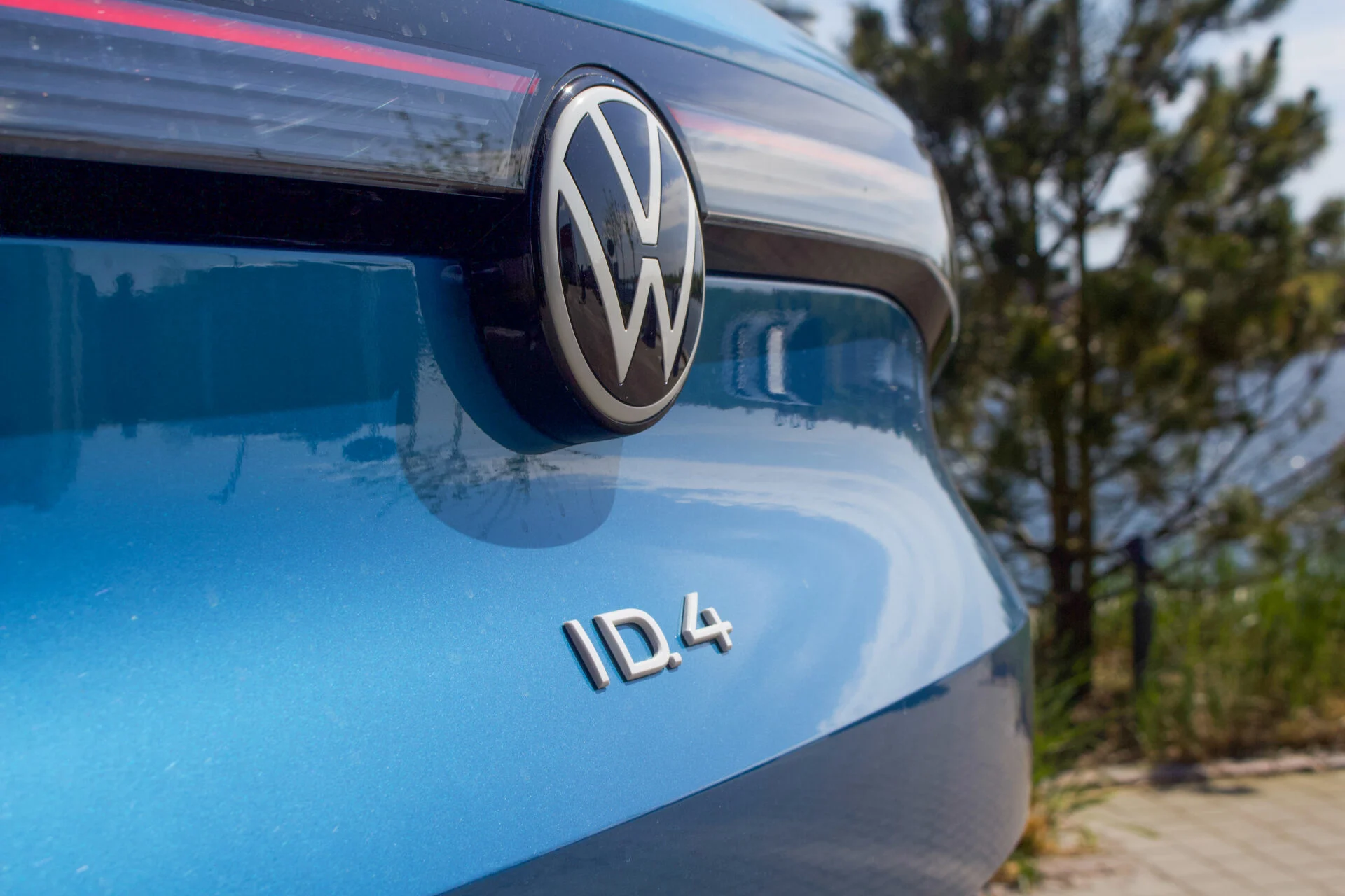 Närbild på volkswagen logo bak på blå bil