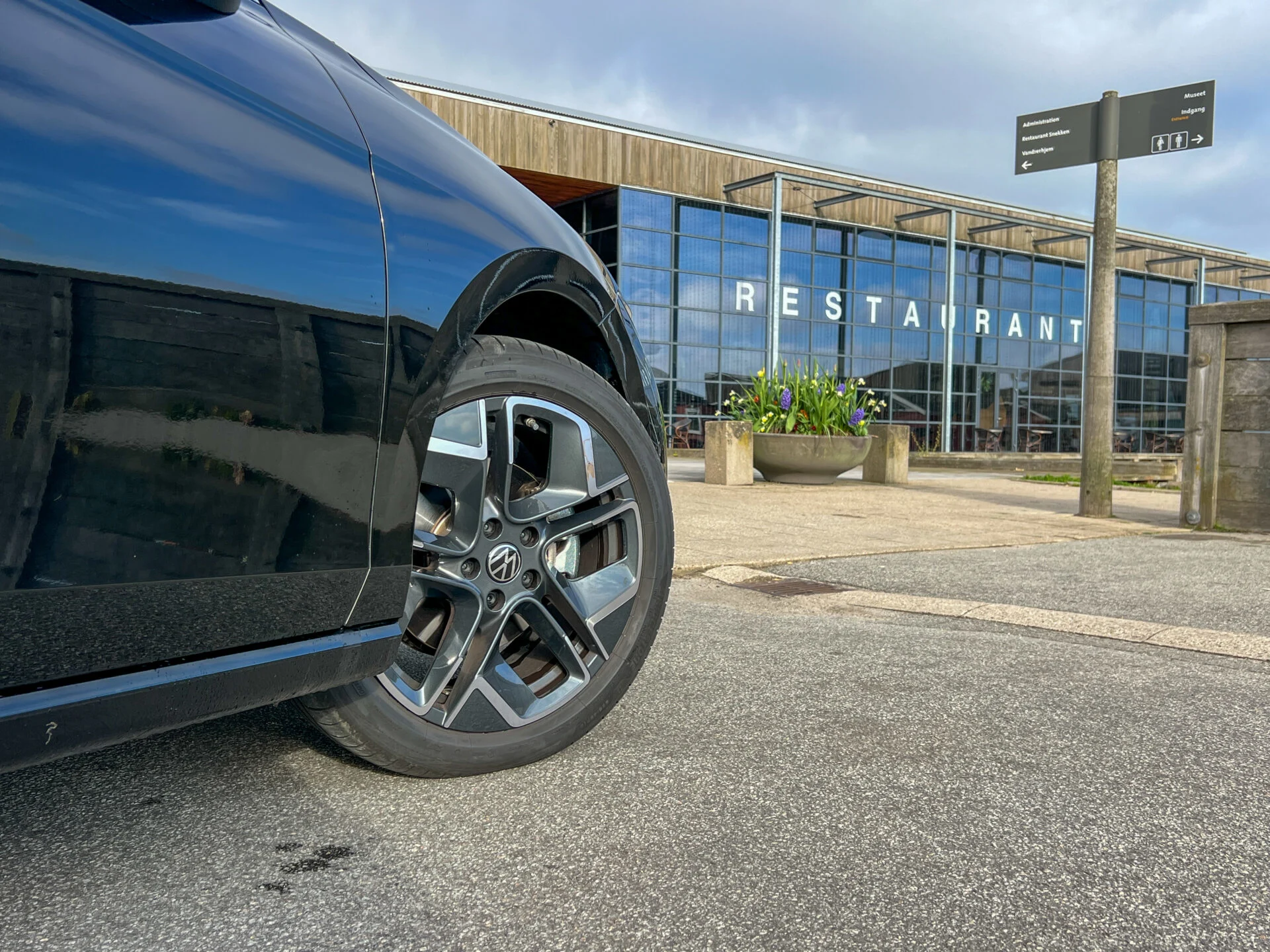 Närbild på framhjul på volkswagen passat