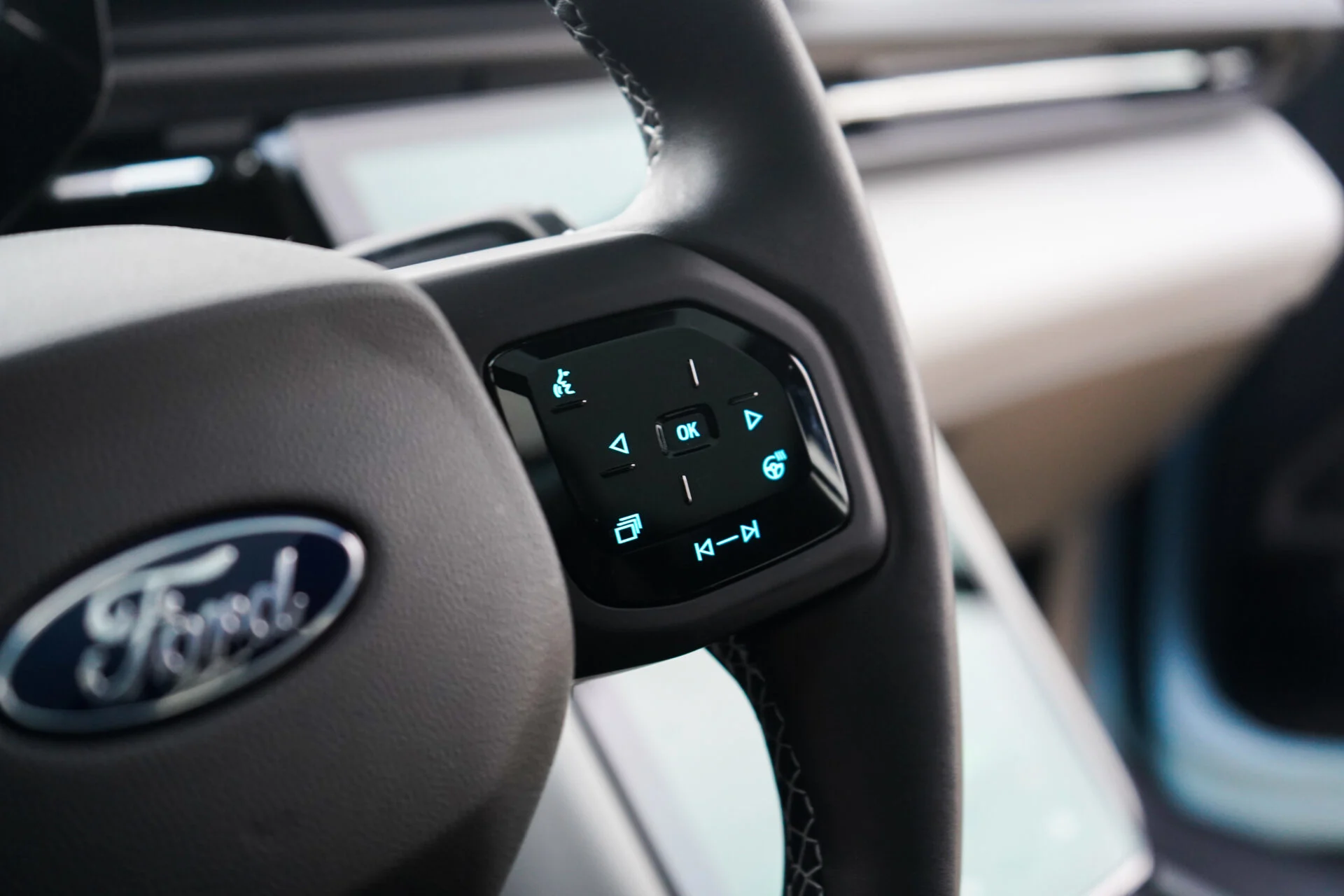 Ford Explorer vs Renault Scenic E-Tech-08