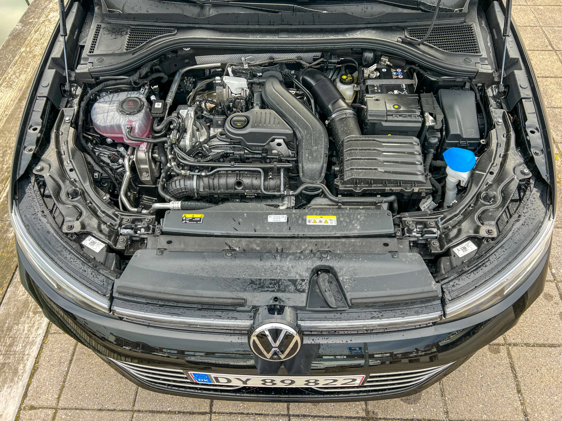 Motor under öppen motorhuv på Volkswagen