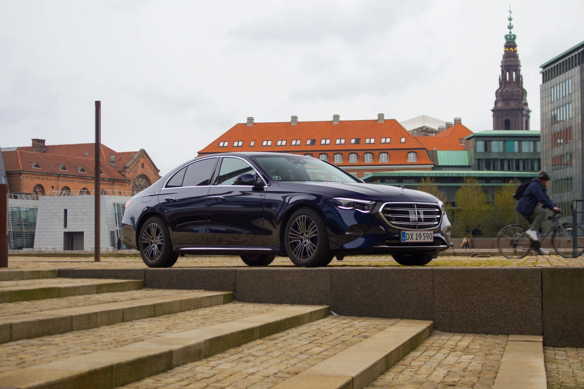 Mörk Mercedes-Benz parkerad ovanför trappa