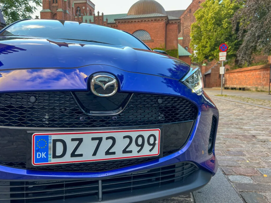 Näbild på framsidan av Mazda 2 Hybrid
