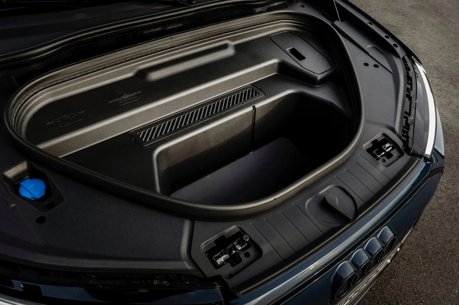 Audi Q6 E-Tron 53Plasma_Blue.jpg-1