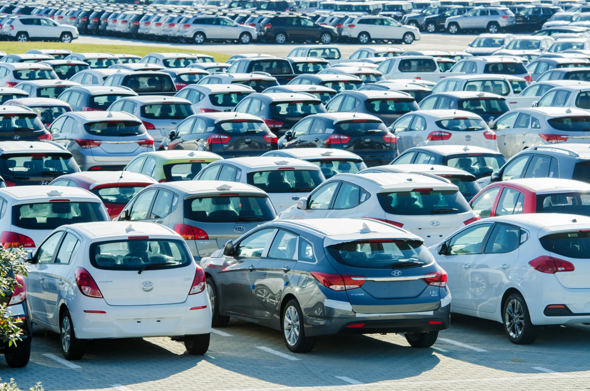 En stor mängd bilar på stor parkering
