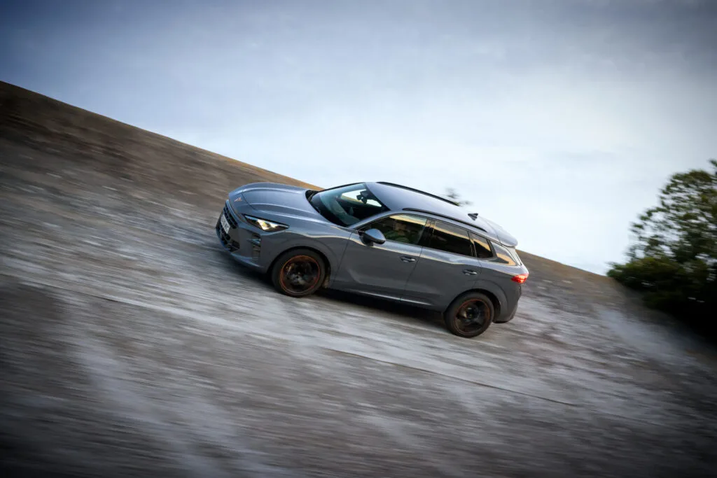 Bild med rörelseoskärpa av grå Cupra Terramar körandes på väg