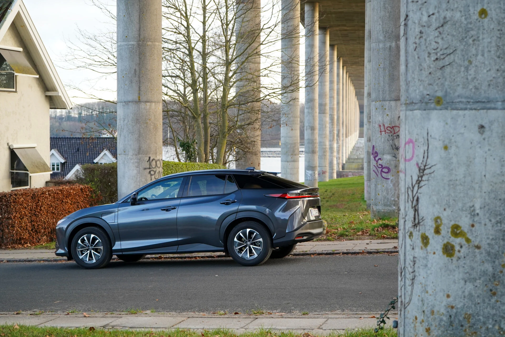 Mörk bil parkerad under bro