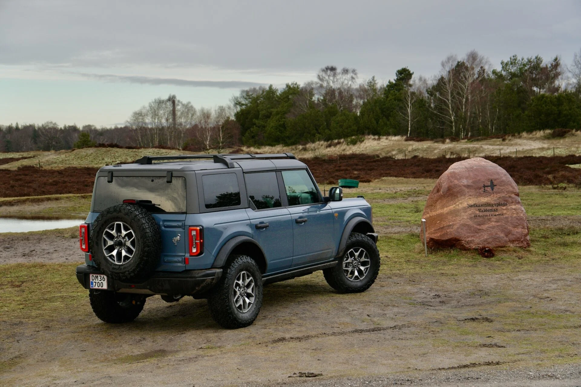 Blå Ford Bronco parkerad på gräsyta
