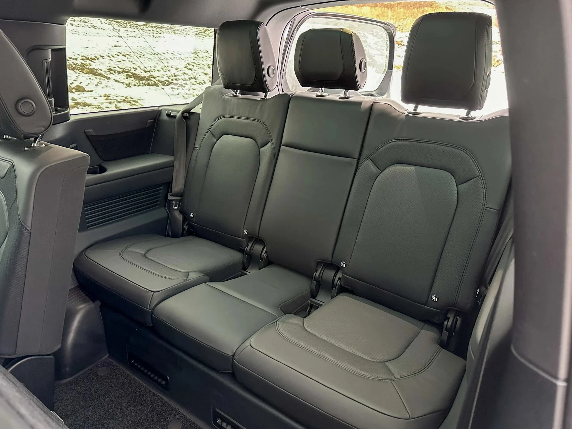 imgi 7 Land-Rover-Defender-130-57