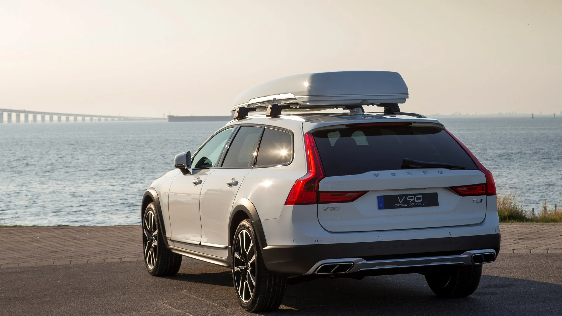 Volvo-vs-Mercedes-01