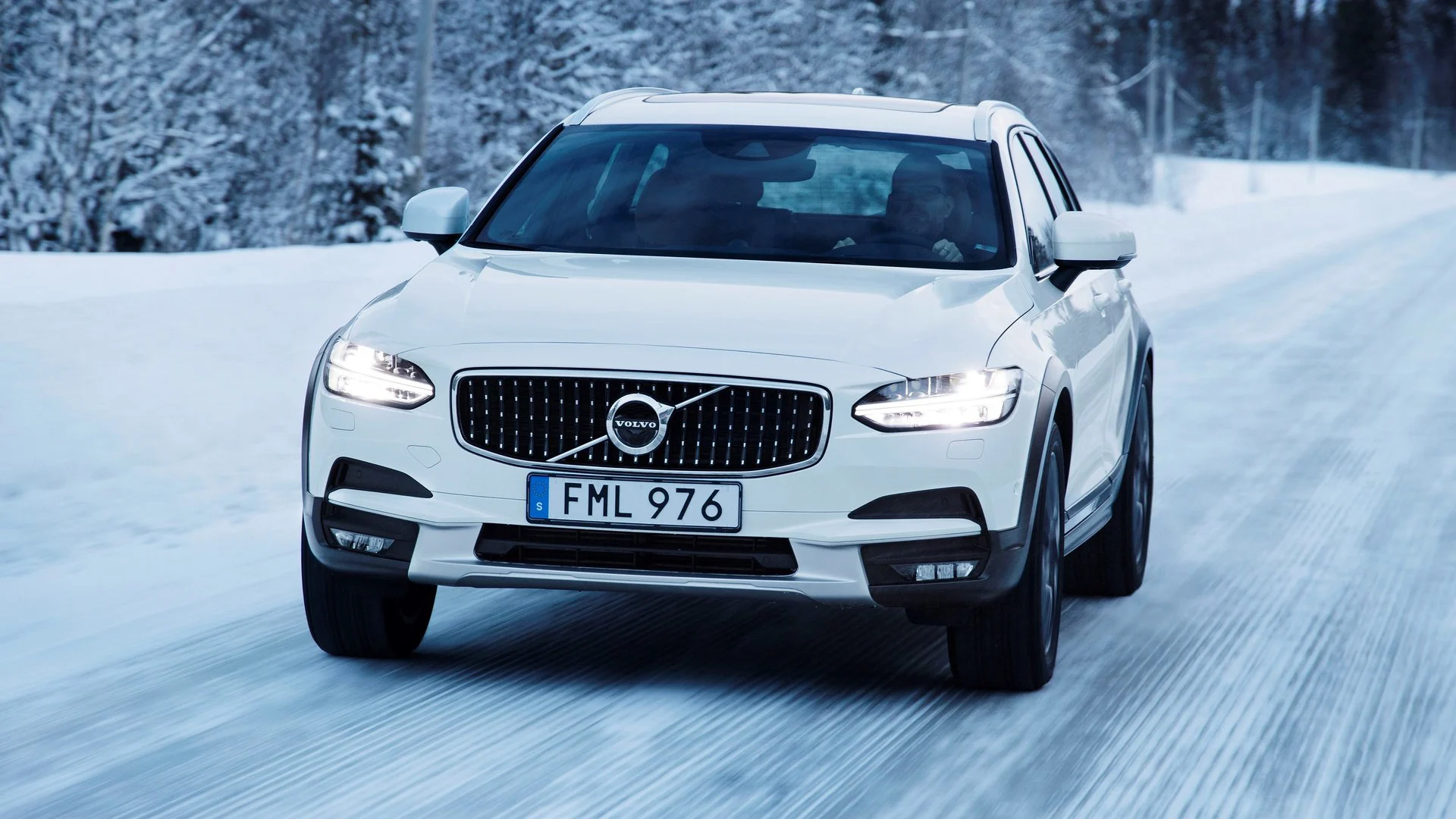 Volvo-vs-Mercedes-02