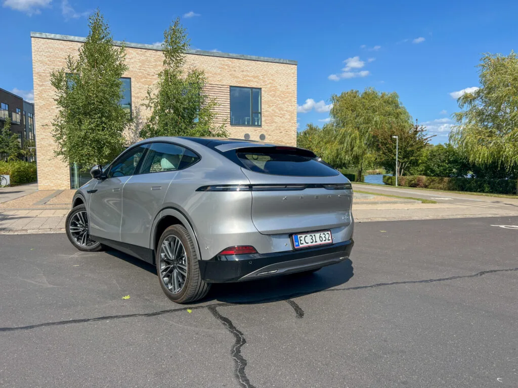 Grå Xpeng G6 utanför stenhus