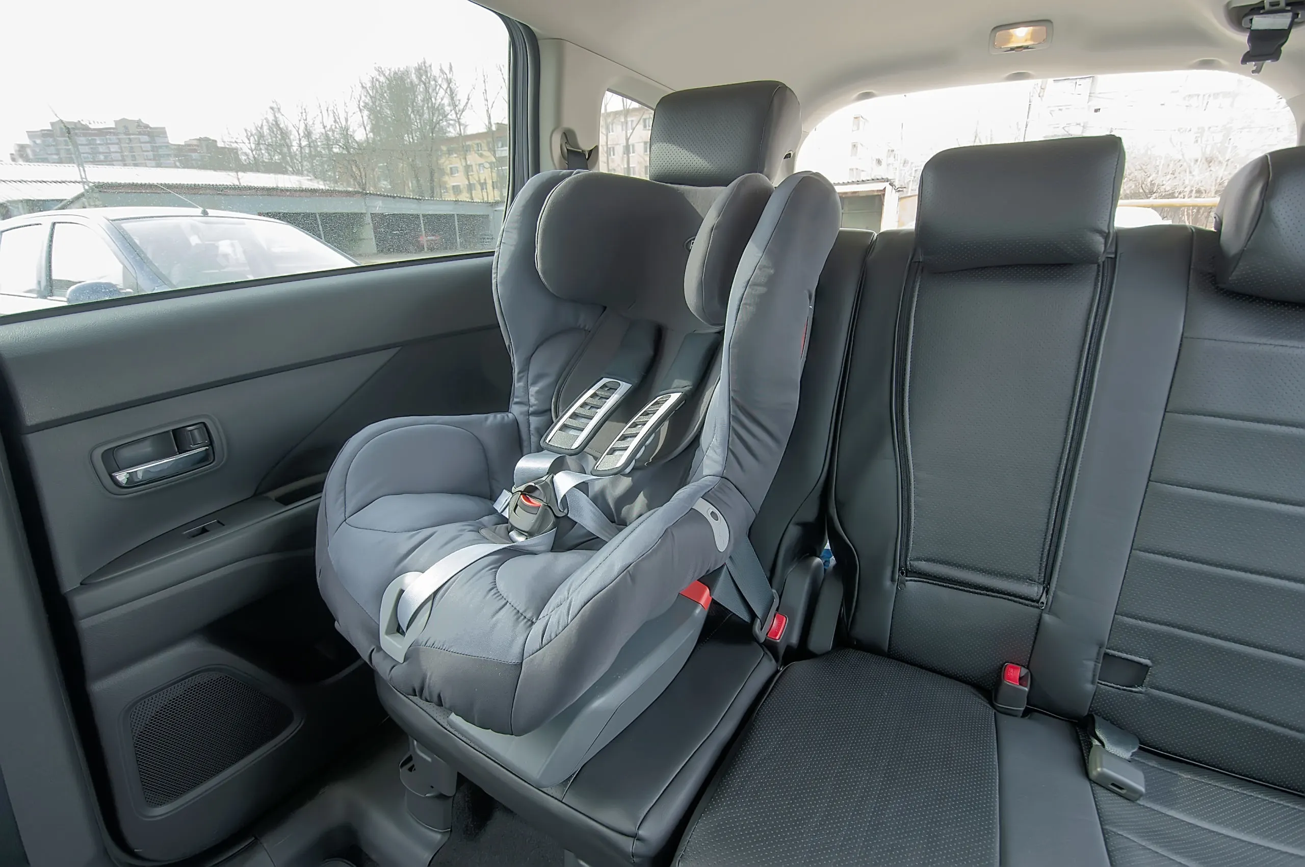 En bilbarnstol installerad i baksätet på en bil.