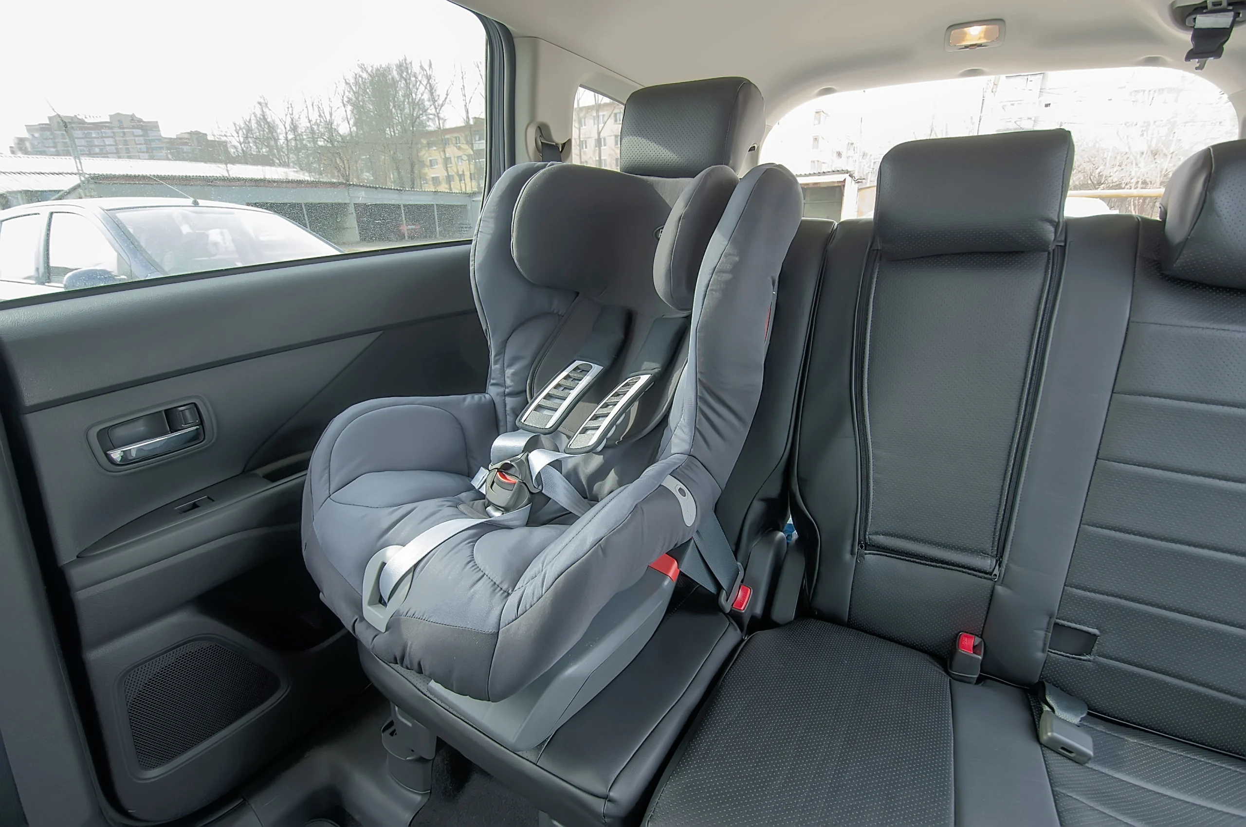 En bilbarnstol installerad i baksätet på en bil.