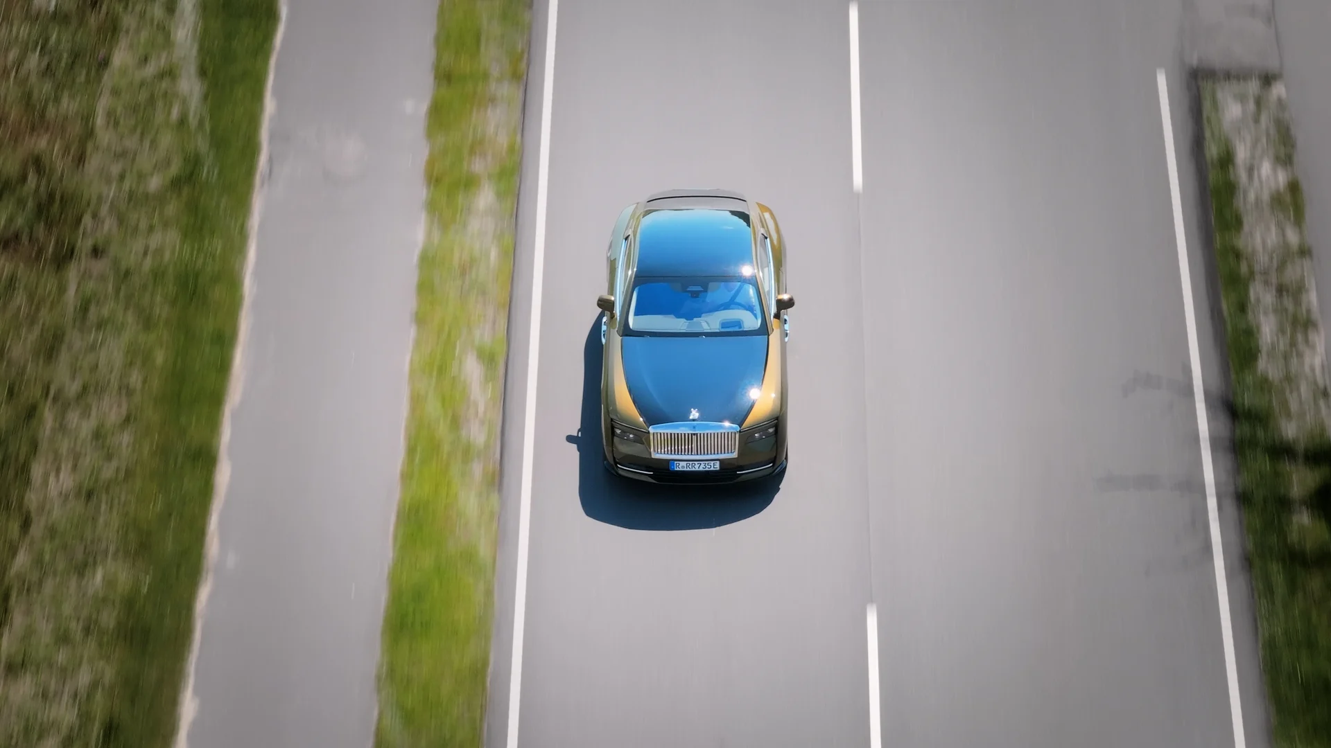 Guldig rolls royce sedd ovanifrån på motorväg