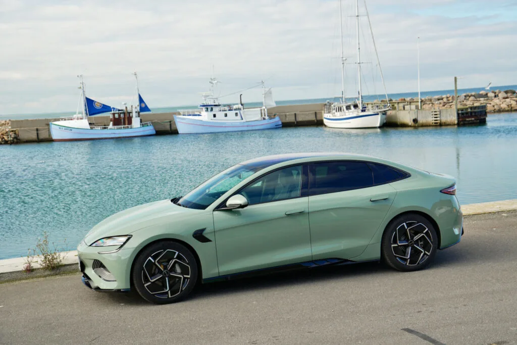 Mintgrön bil Seal 3 parkerad vid kaj