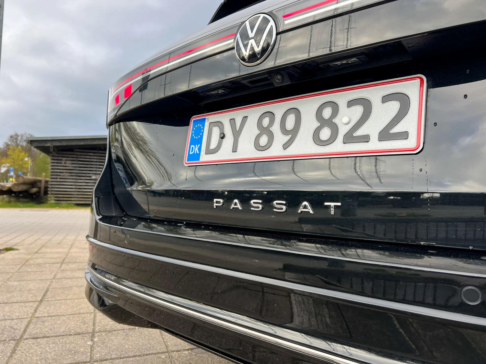 Närbild av registreringsskylt på volkswagen passat