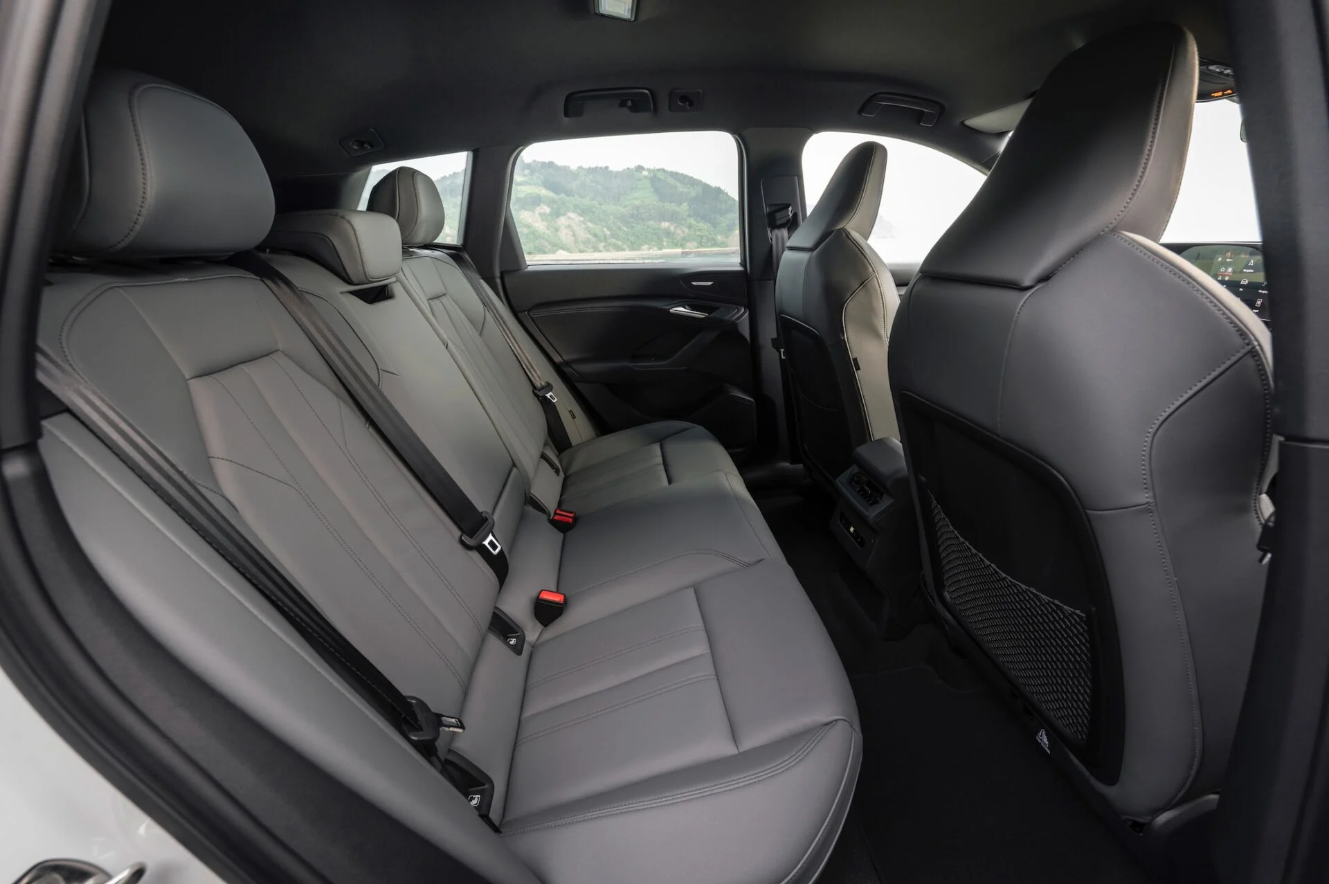 Audi Q6 E-Tron 38Glacier_white.jpg-1