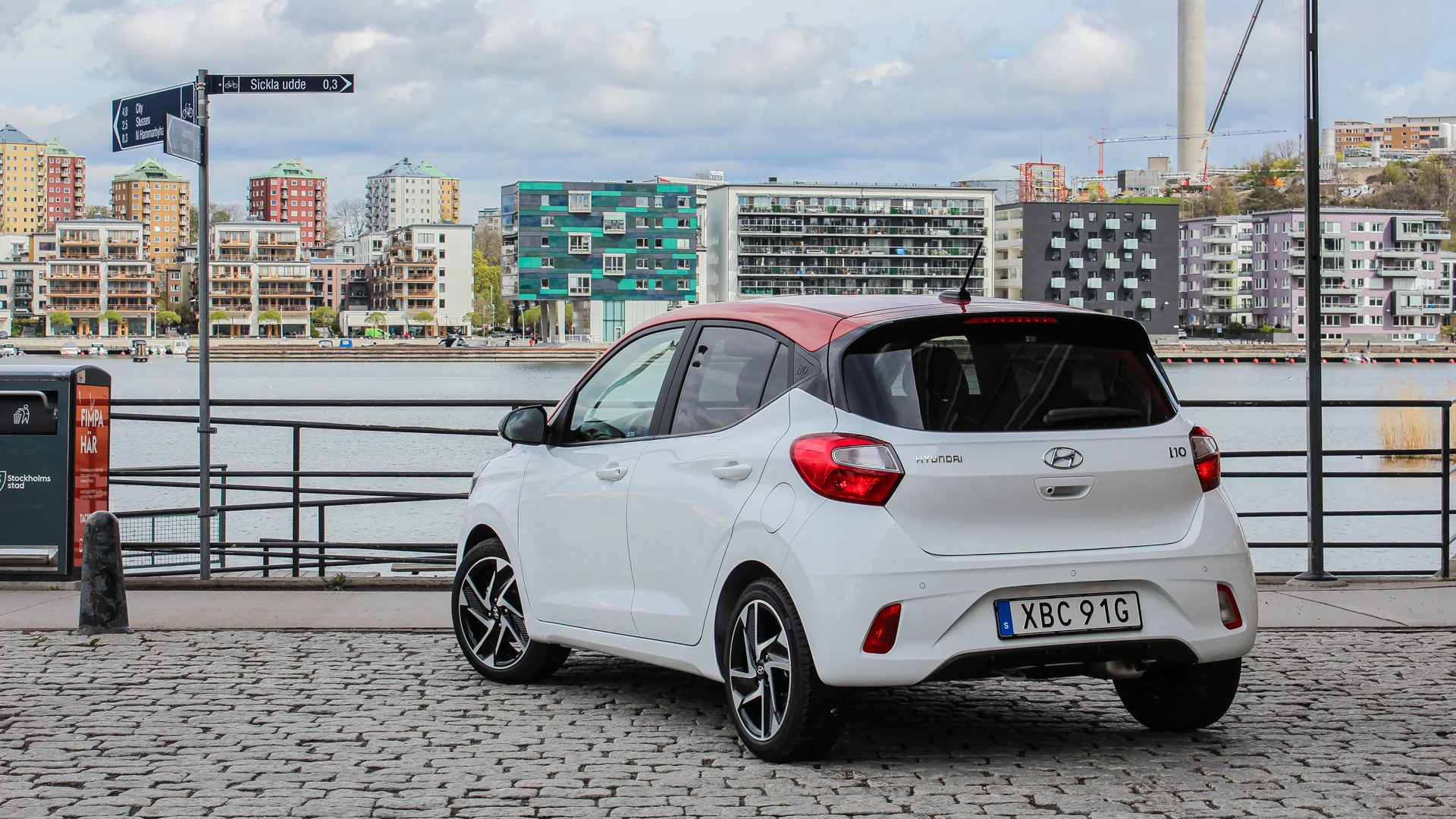 Vit Hyundai i10 fotad bakifrån vid stadskaj