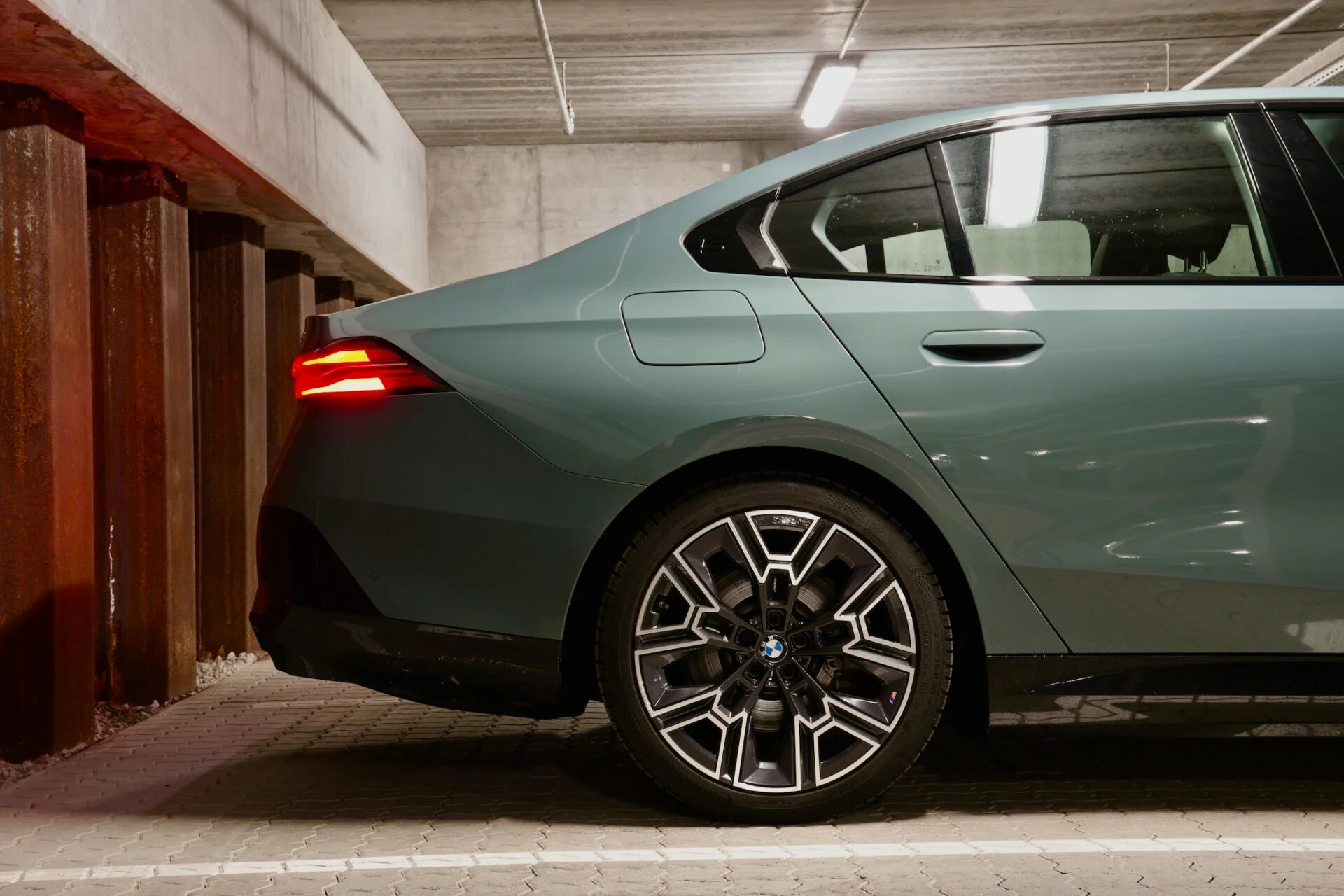 TEST BMW i5 eDrive40 18