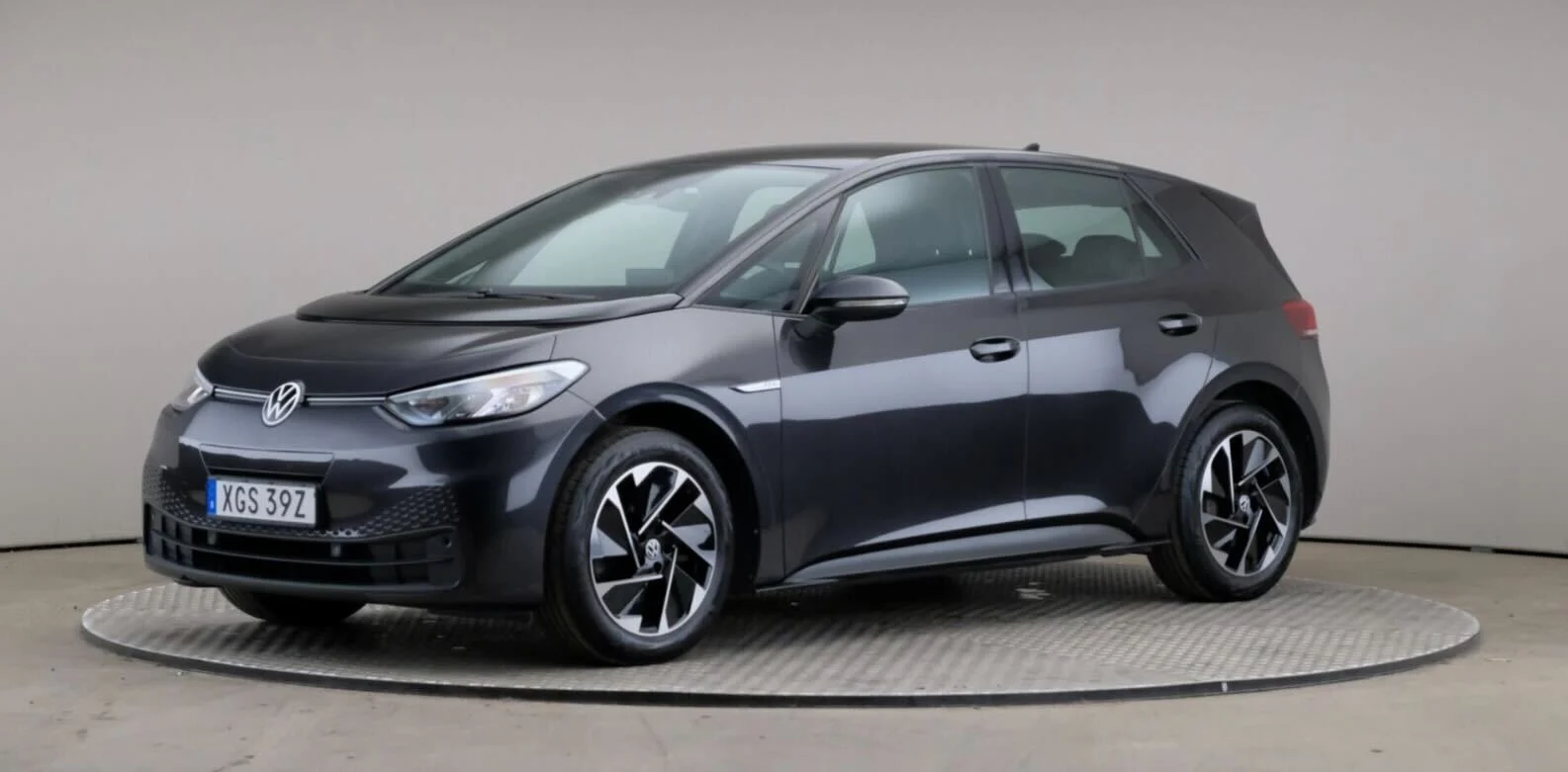 Svart volkswagen hos bilhandlare