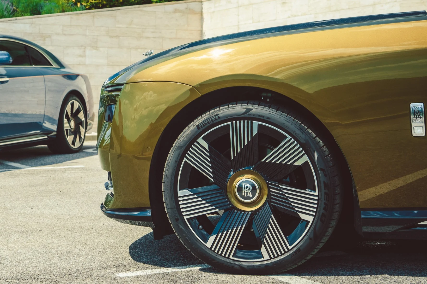 Närbild på framhjul på guldig Rolls Royce Spectre