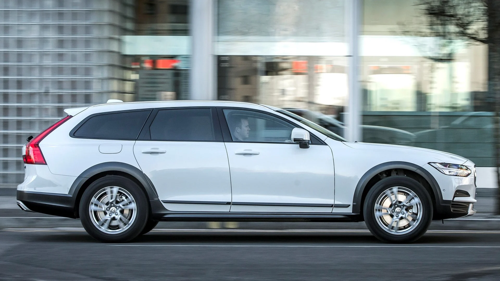 Volvo-vs-Mercedes-03