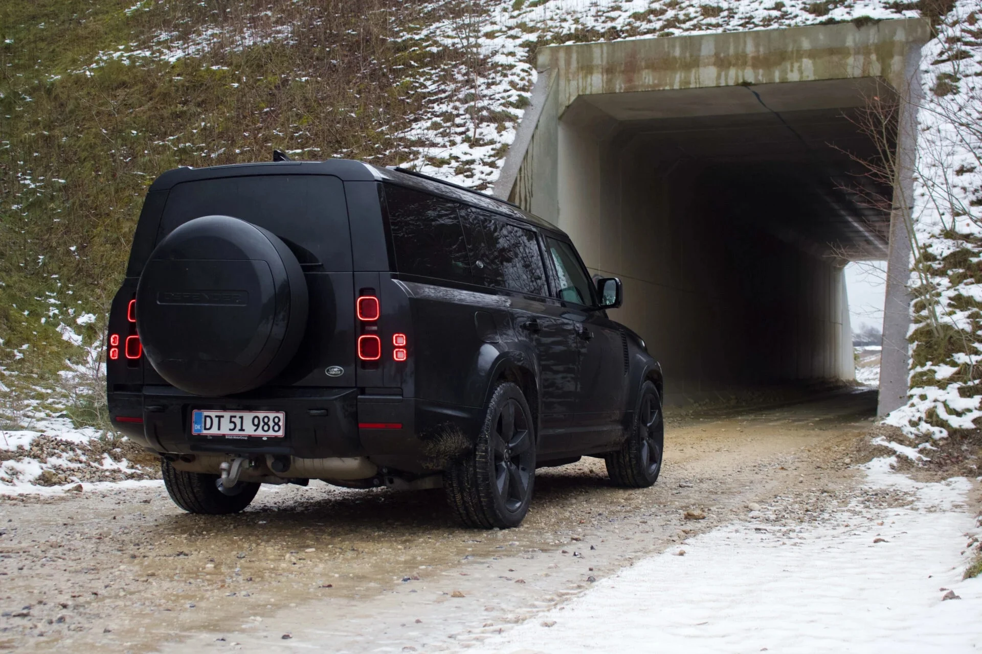 imgi 4 Land-Rover-Defender-130-27