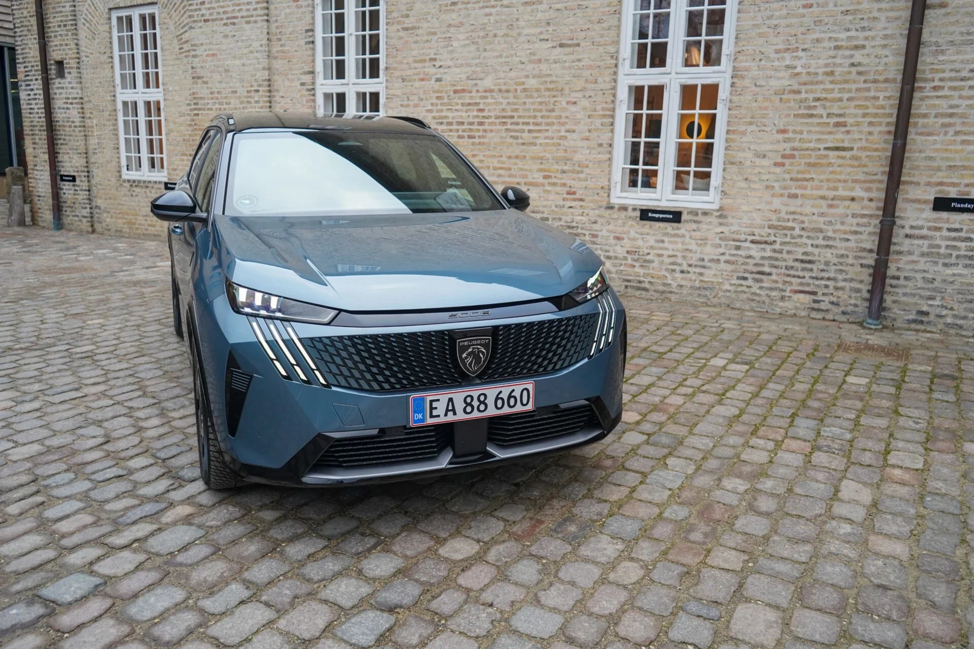 imgi 5 Peugeot-E-5008-36