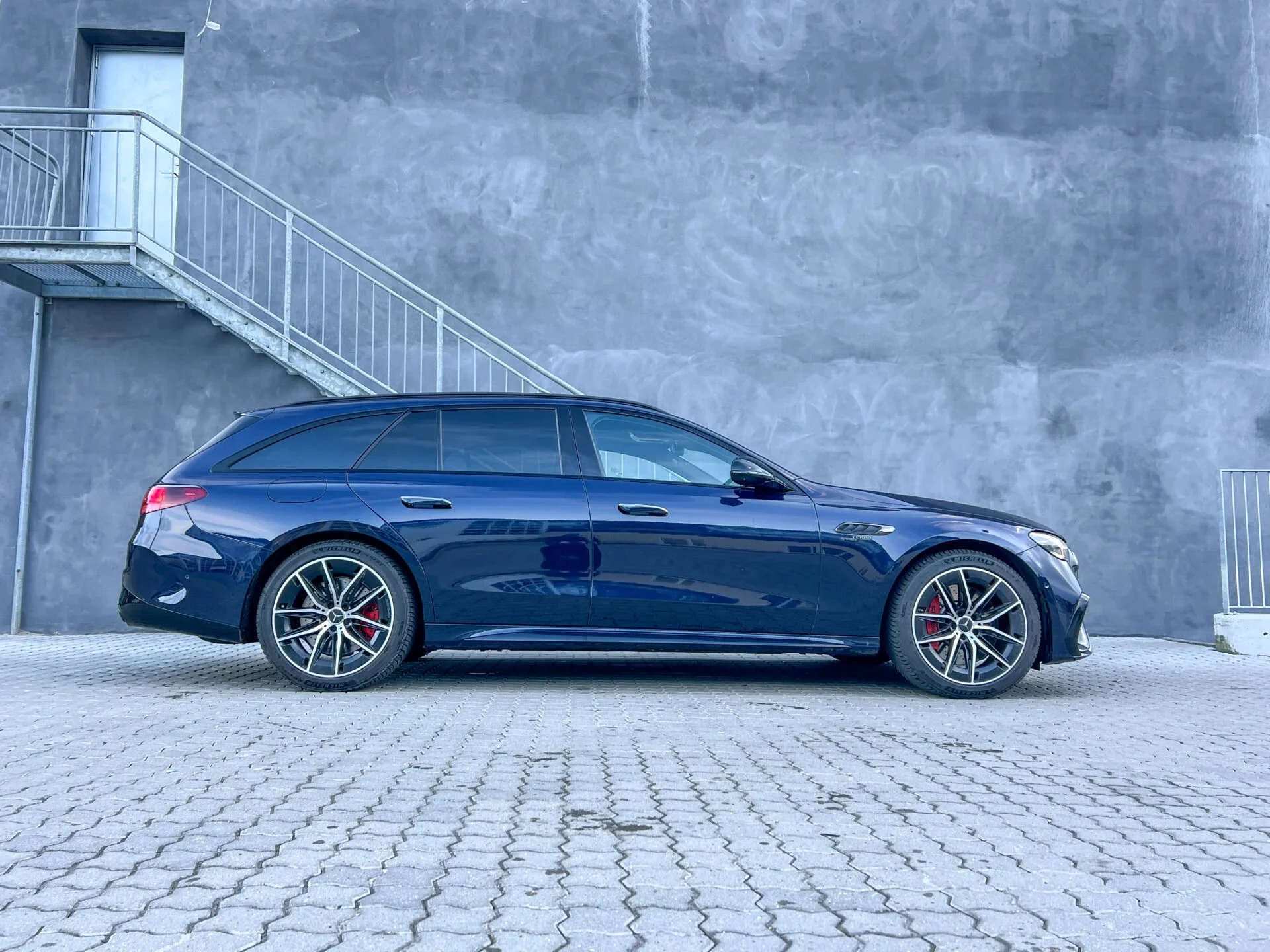 Blå Mercedes-AMG-E-53- sedd från sidan