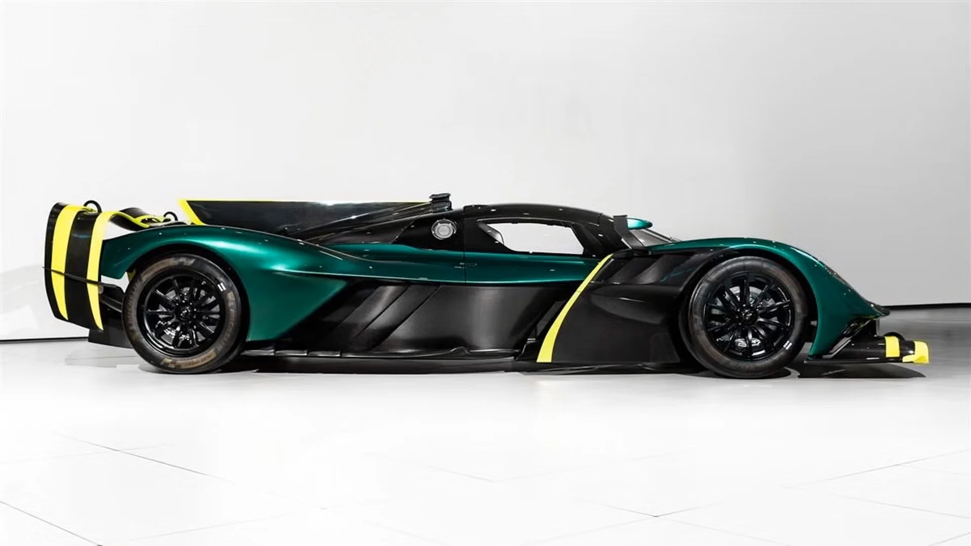 Aston-Martin-Valkyrie-AMR-Pro-4