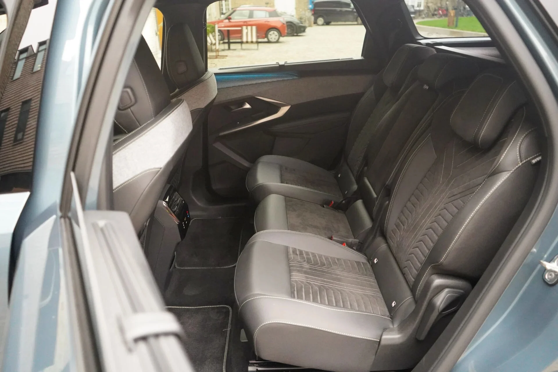 imgi 11 Peugeot-E-5008-02