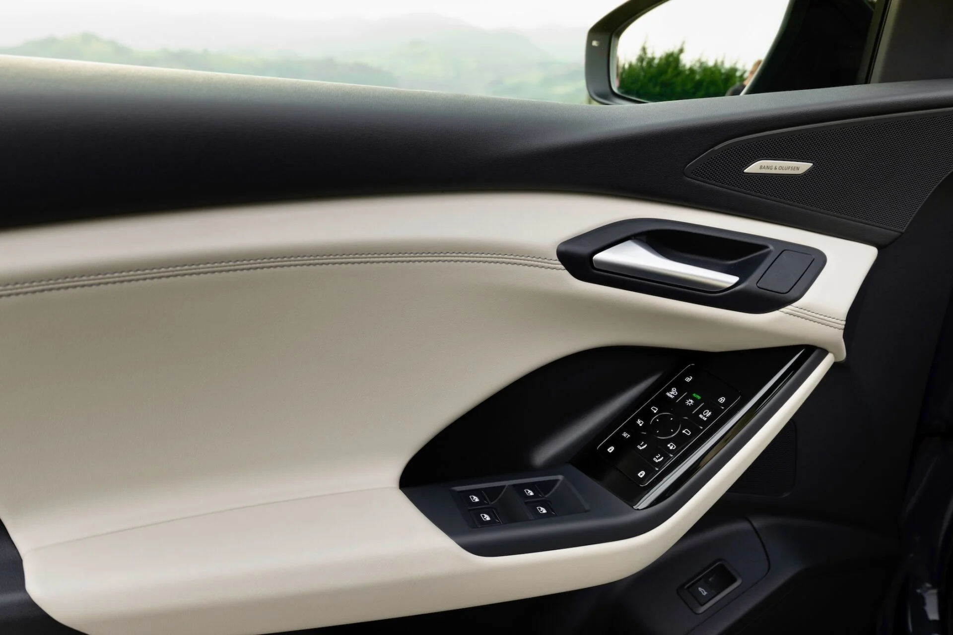 Audi Q6 E-Tron 51Plasma_Blue.jpg-1