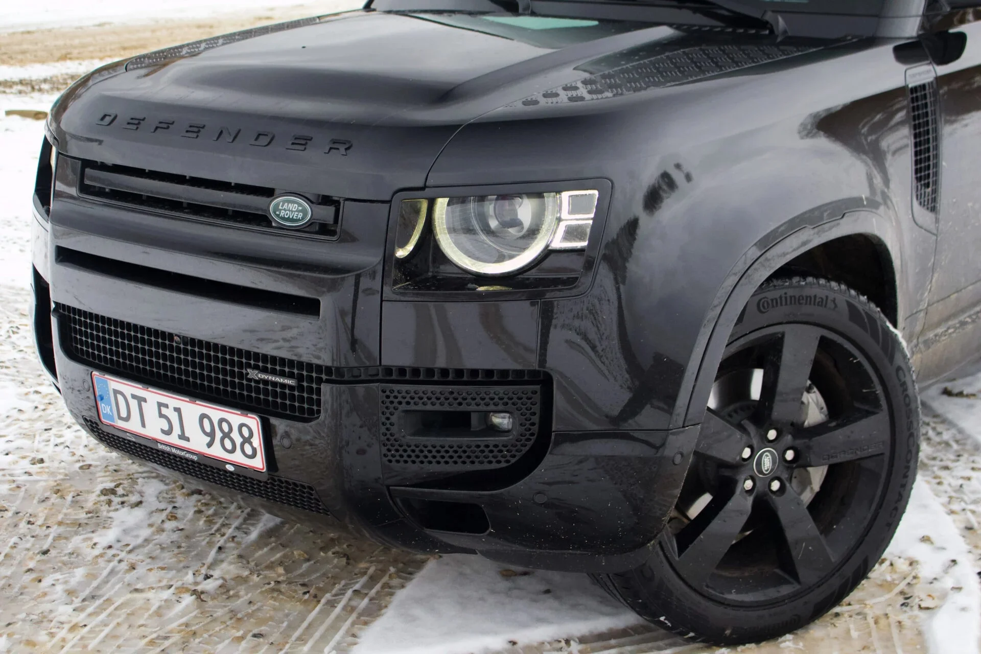 imgi 12 Land-Rover-Defender-130-09