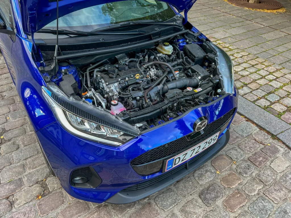 Motor i blå Mazda 2