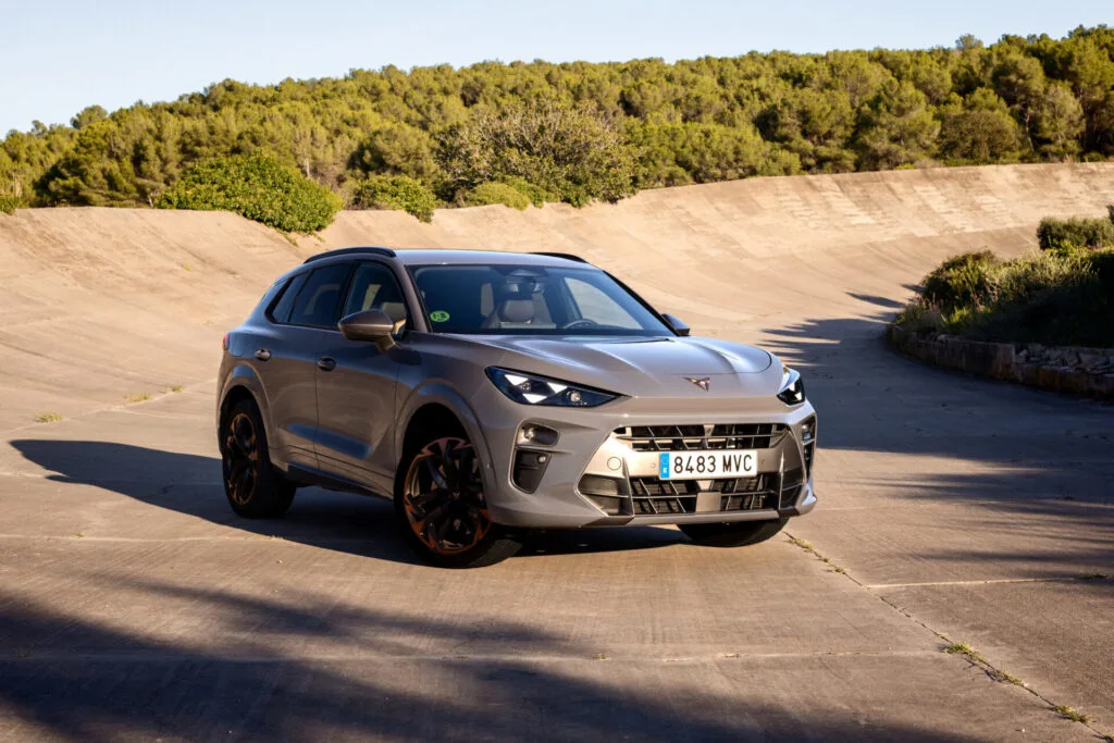 Grå Cupra Terramar stillastående på testbana