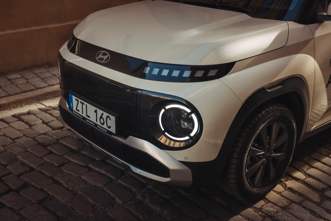 Närbild av fronten på vit hyundai inster på kullersten