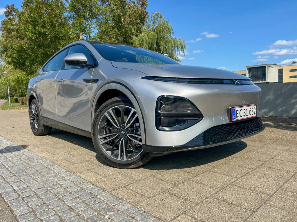 Grå Xpeng G6 på stenplattor