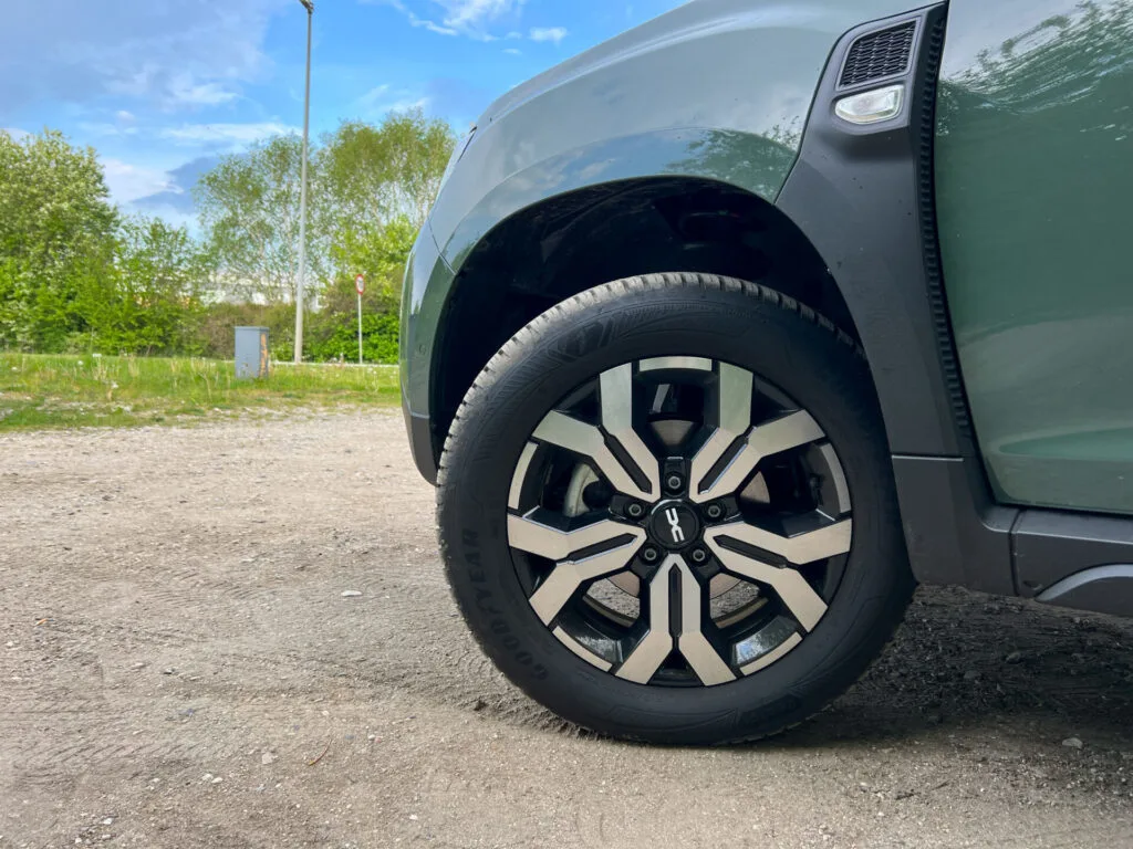 Närbild på bildäck på grön bil