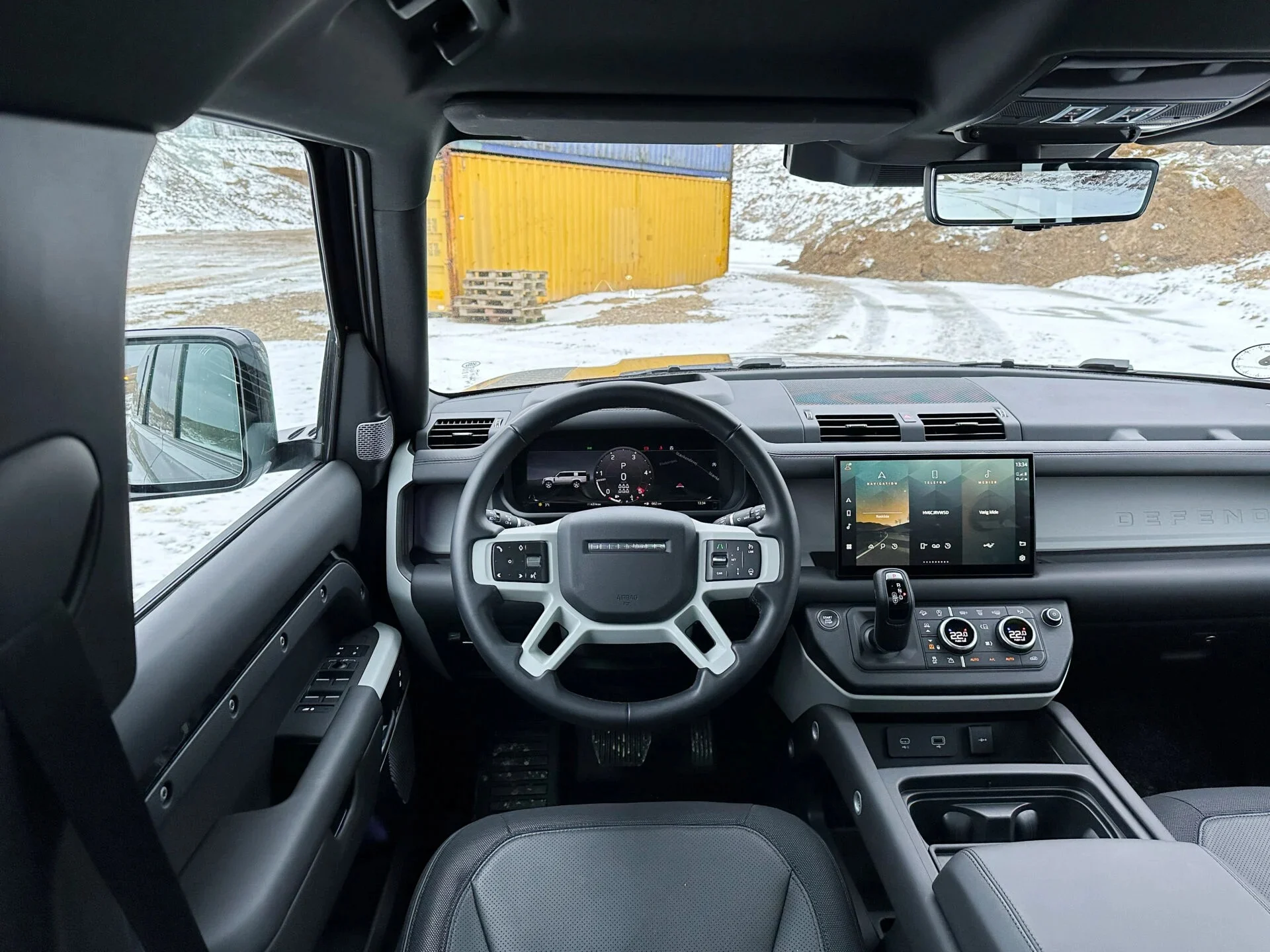 imgi 26 Land-Rover-Defender-130-49