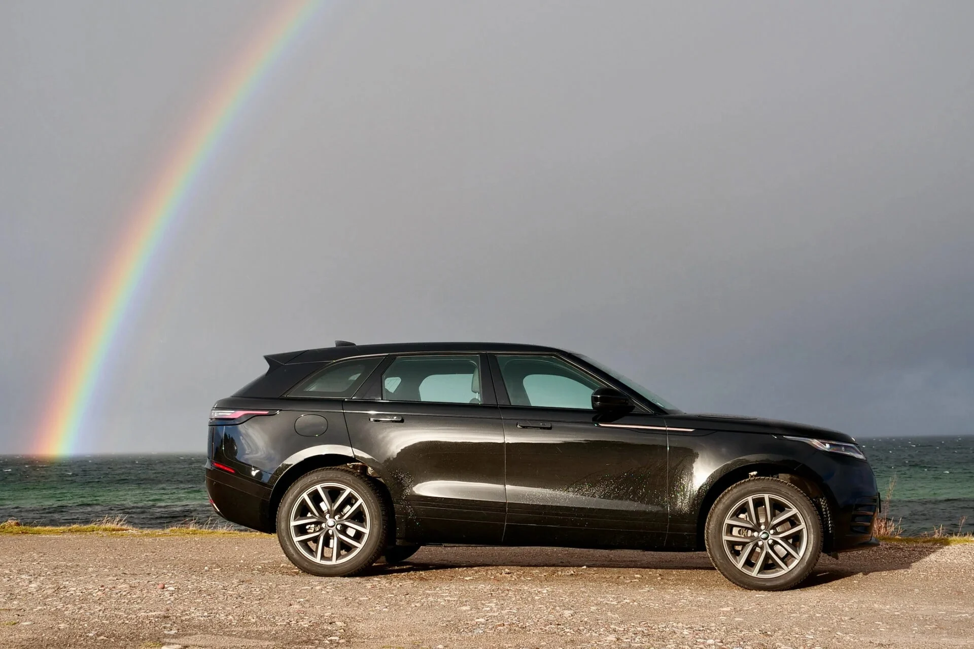 Range rover på strand med rangbåge