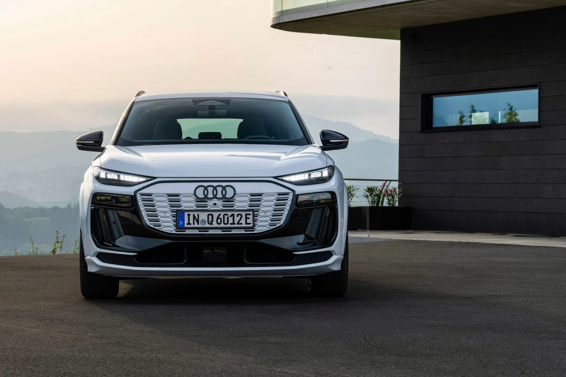 Audi Q6 E-Tron 15Glacier_white.jpg-1