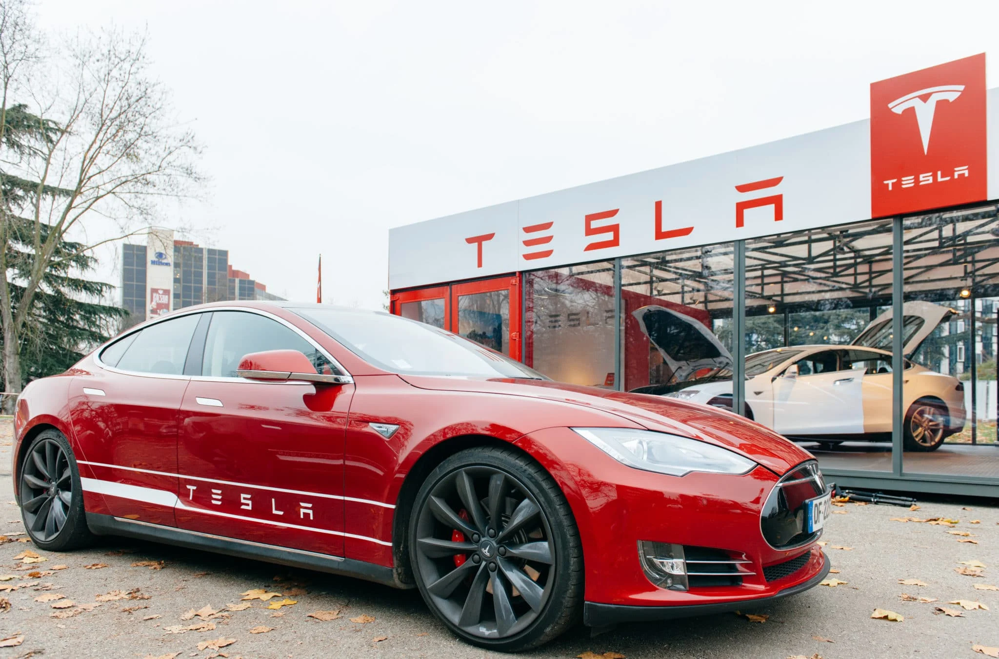 Röd Tesla utanför Tesla-affär