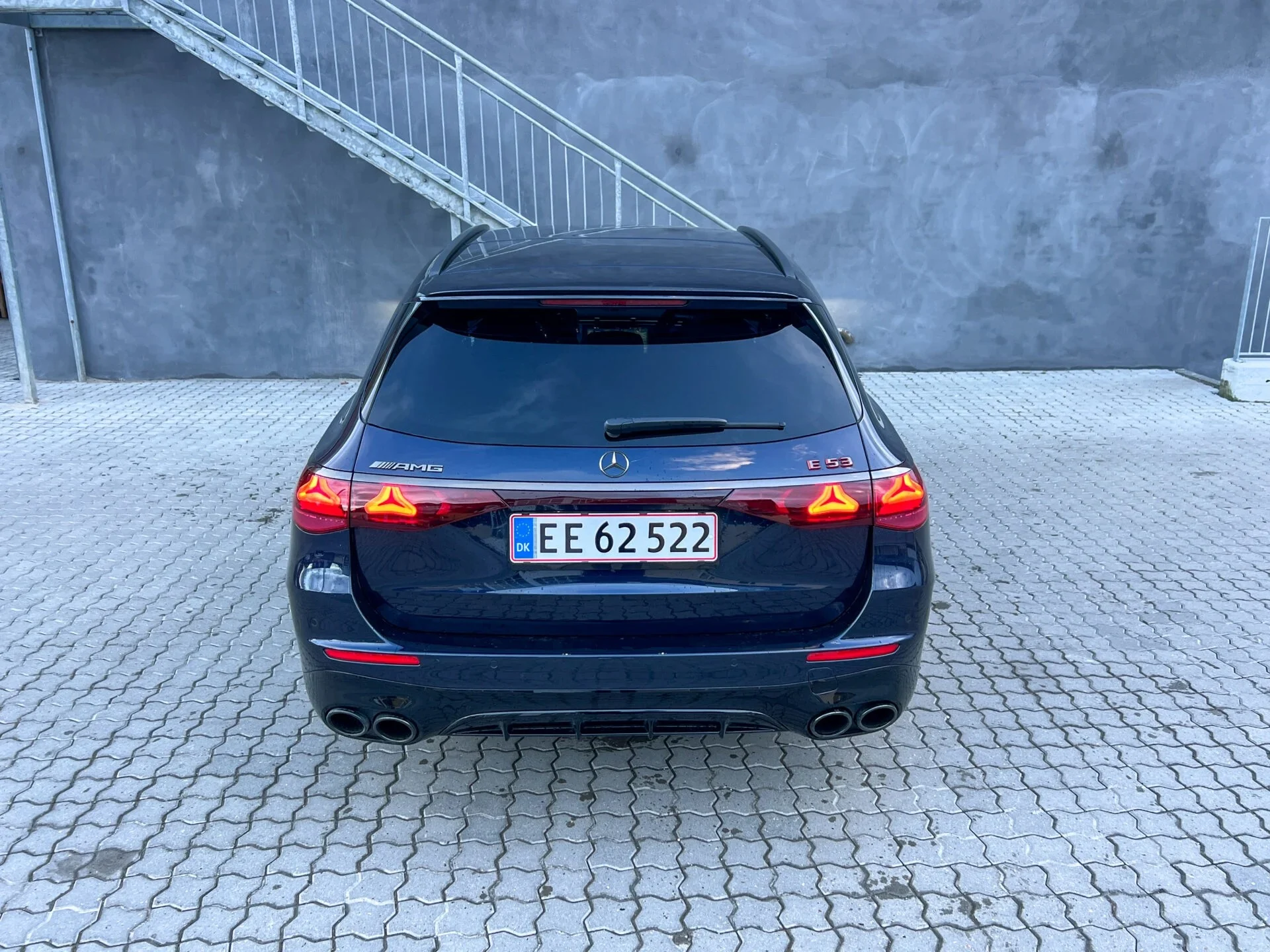 Baksida av mörk Mercedes AMG