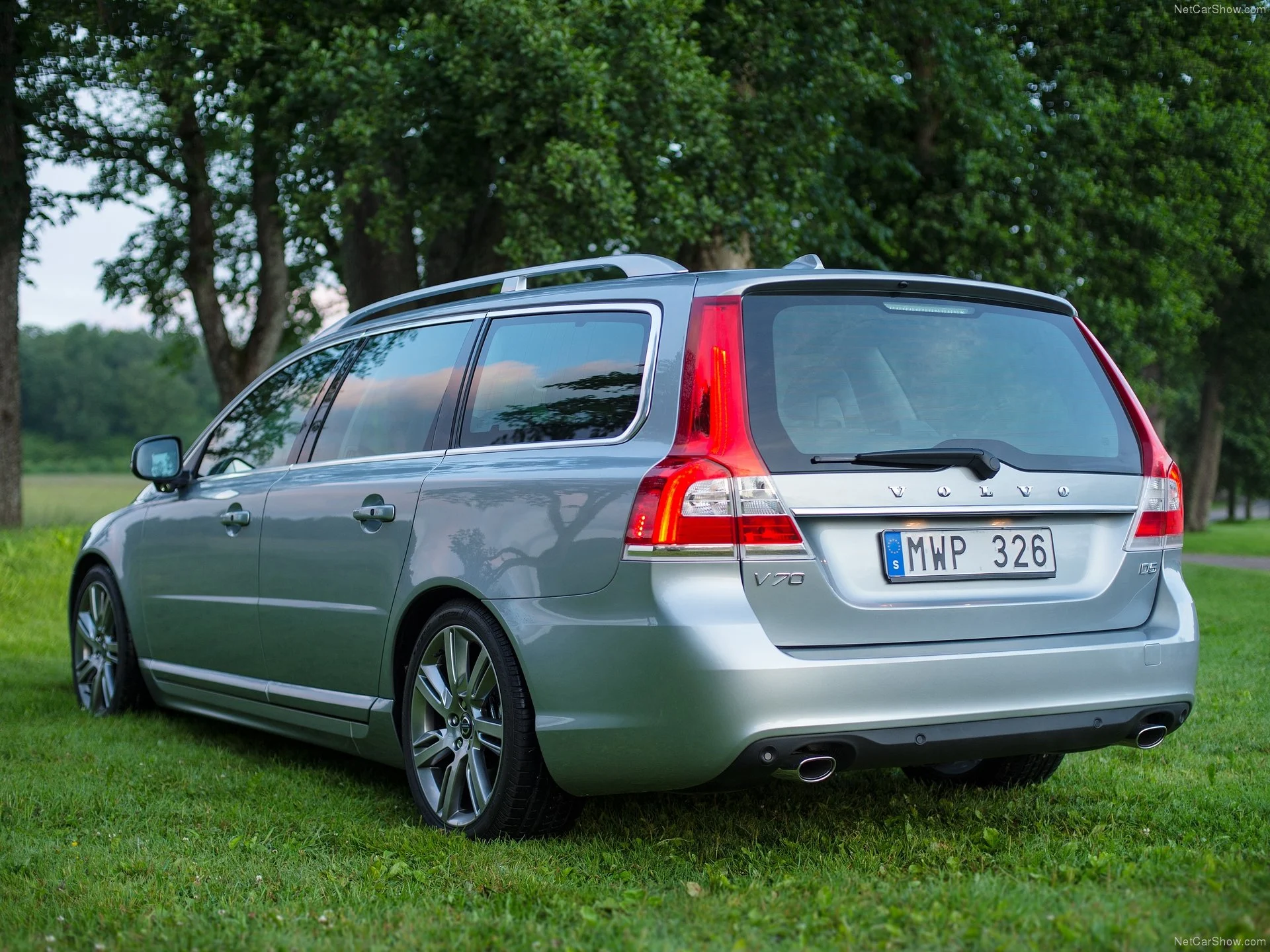 Volvo-V70-2014-Rear Three-Quarter.df9069d8
