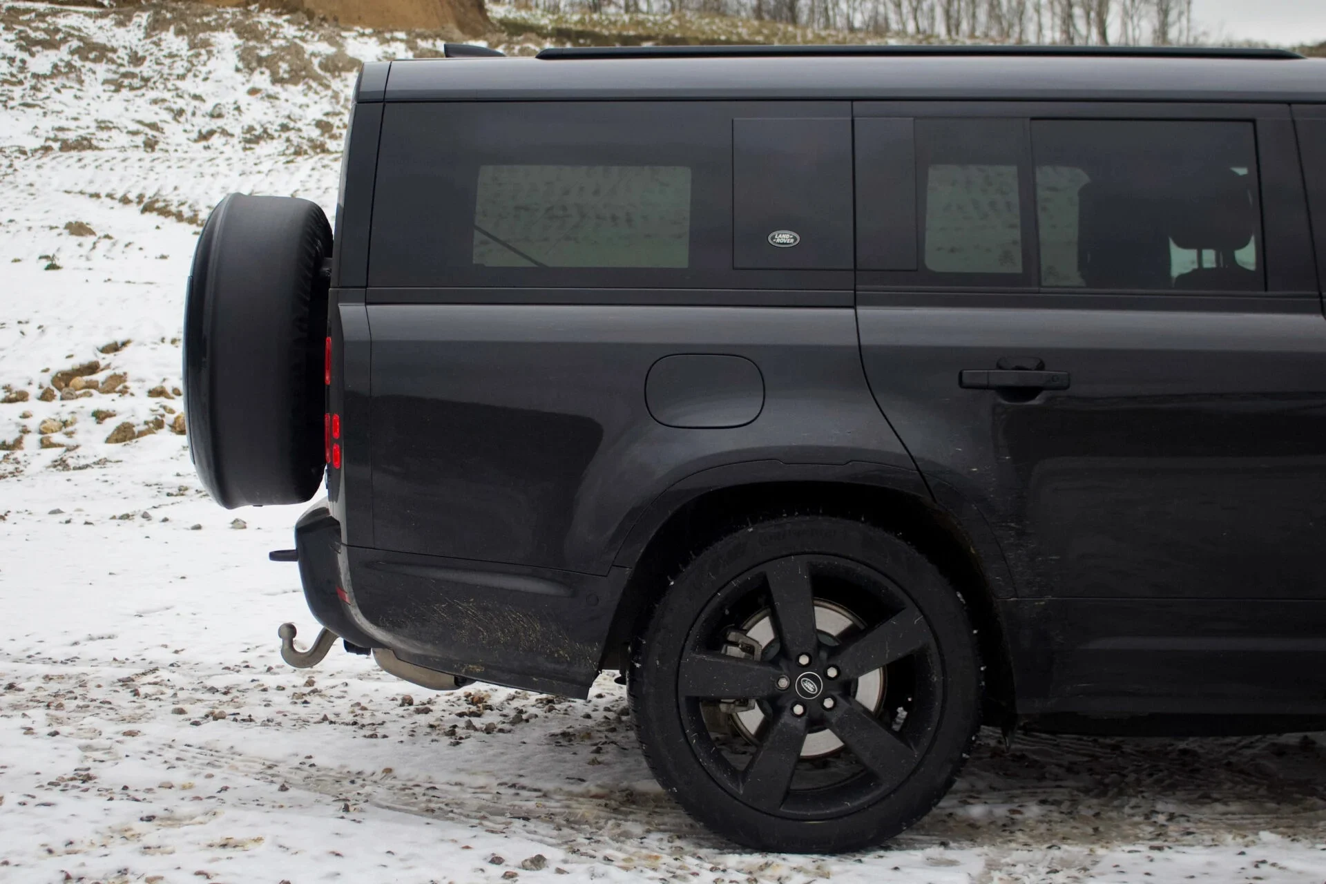 imgi 18 Land-Rover-Defender-130-16